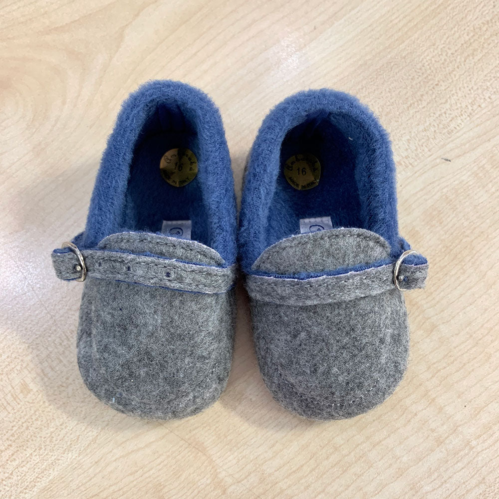 
  Schuhe aus der Ambarabà Kinderkleidungslinie, aus sehr weichen Materialien und
  mit Handwerks...