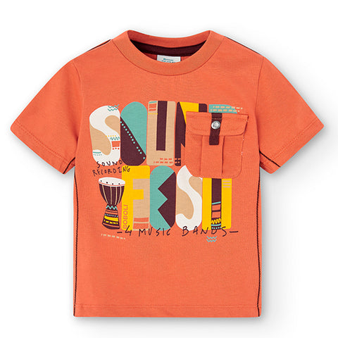 T-shirt corta arancione con scritta colorata e taschino sul davanti.