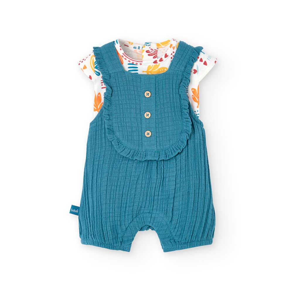 Latzhose aus der Boboli Girls' Clothing Line, komplett mit passendem T-Shirt, mit unechten Knöpfe...