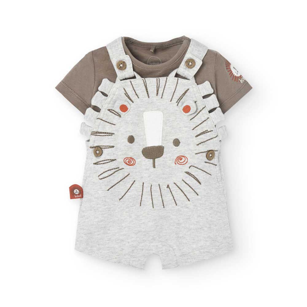 Salopette aus der Kinderbekleidungslinie Boboli, mit passendem T-Shirt. Auf der Vorderseite eine ...
