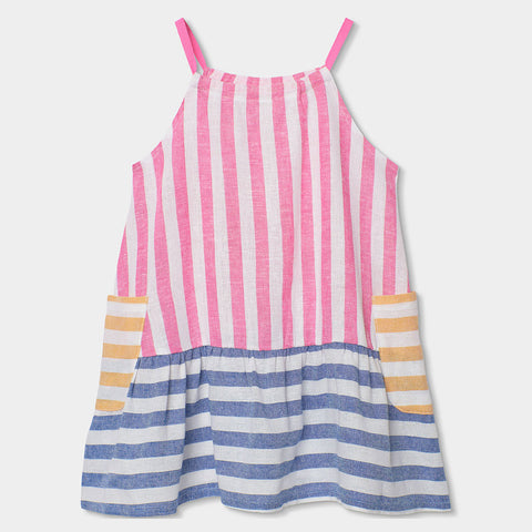 Vestito estivo a righe per bambina con spalline e tasche colorate.