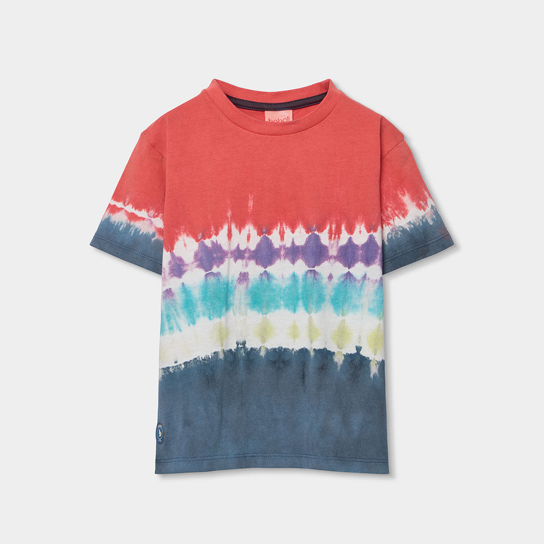 Maglietta della Linea Abbigliamento Bambino Boboli, con colorazione batik sul fondo.
Composizione...