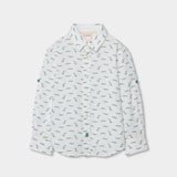 Camicia a maniche lunghe con stampa di coccodrilli verdi su sfondo bianco.