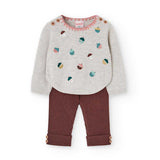 Completo 2 pezzi per bambina con maglione grigio e pantaloni bordeaux.