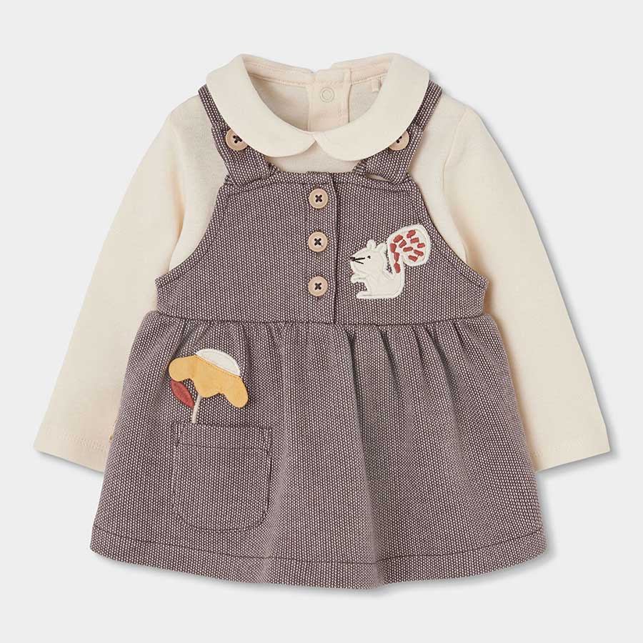 Das entzückende Latzkleid mit Strickoberteil ist die perfekte Wahl für kühle Herbst- und Winterta...