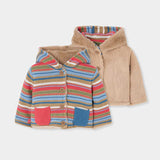 Giaccia neonata reversibile con fantasia a righe colorate da un lato e effetto pelliccia beige dall'altro