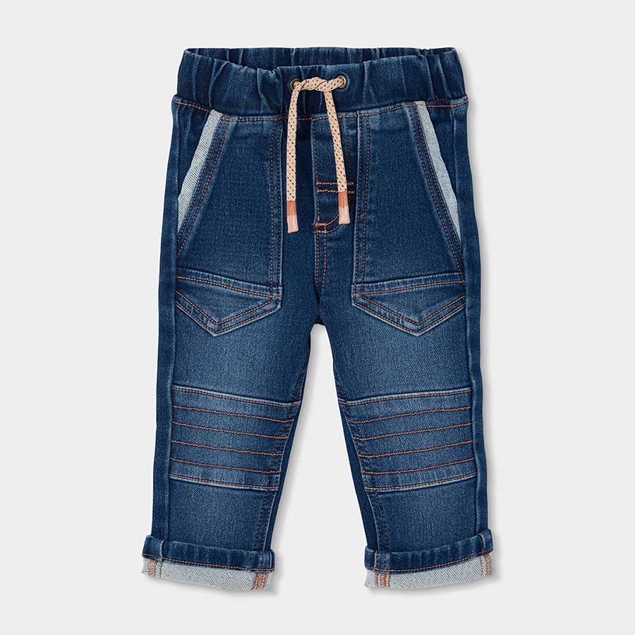 Questi pantaloni denim elasticizzati sono perfetti per accompagnare ogni avventura del tuo bambin...