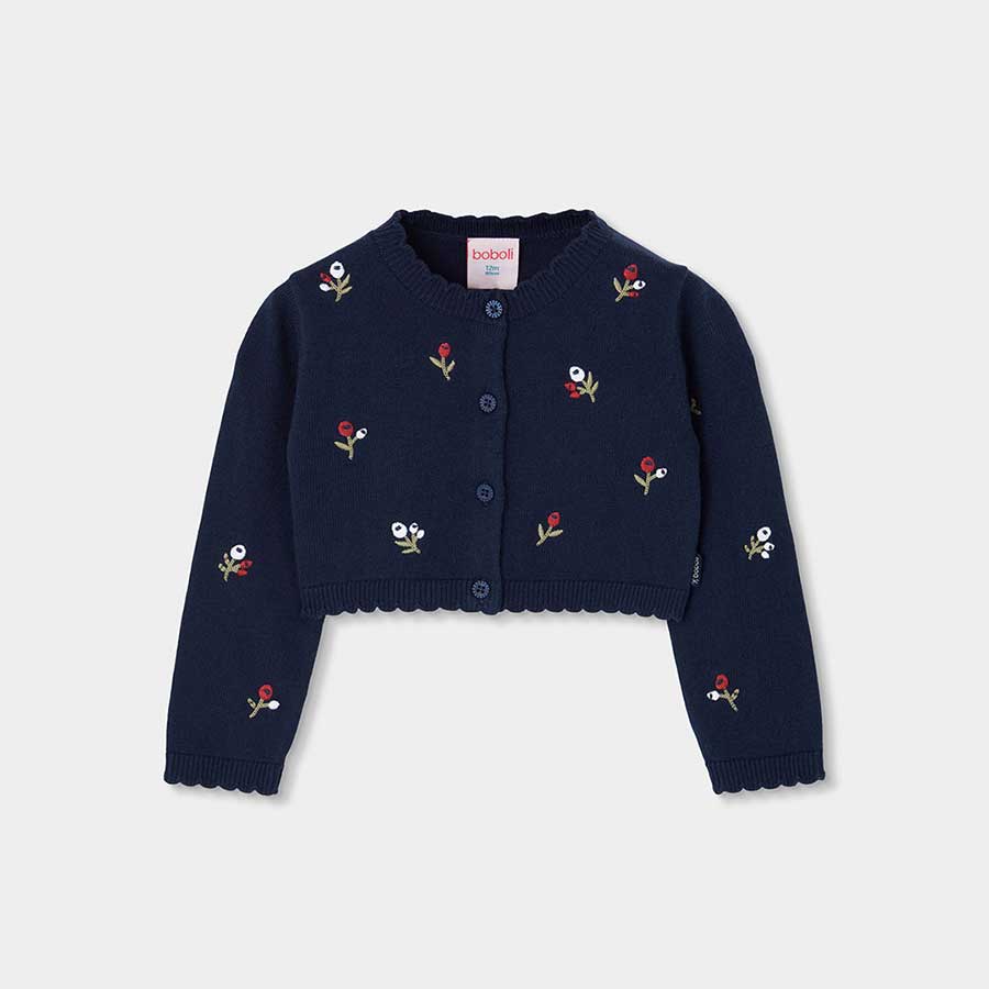 Questo cardigan corto ricamato è perfetto per le giornate fresche di autunno e inverno. Il design...