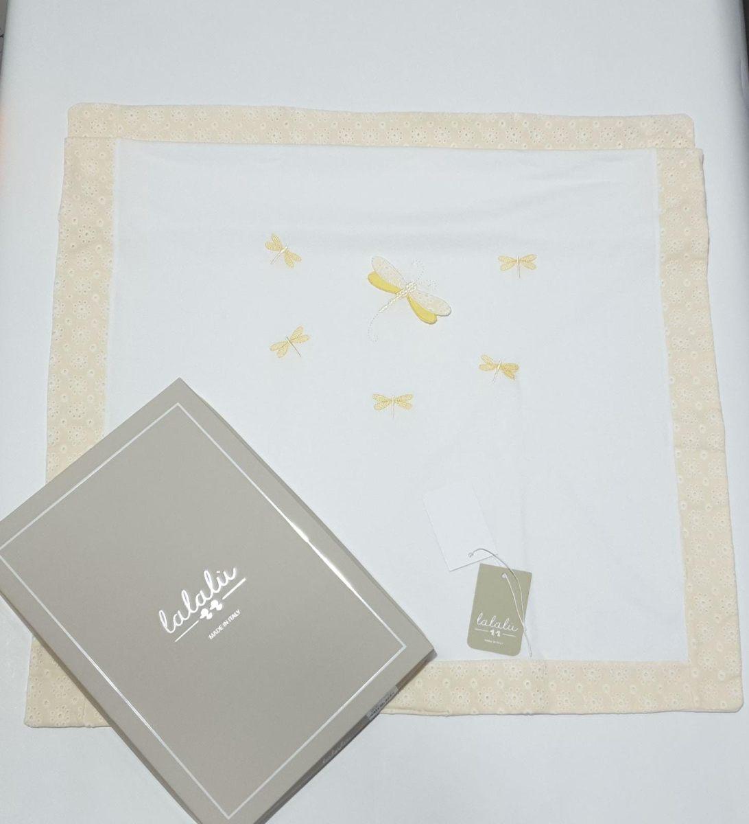 
  Piquetdecke aus der Lalalù Girl Line mit San Lace Perimeter Band
  Hahn und zartes Allover-Sti...