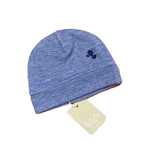 Cappellino blu chiaro con logo ricamato per bambini.