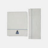 Lenzuolino per carrozzina con bordino celeste e applicazione di cappellino in maglia.