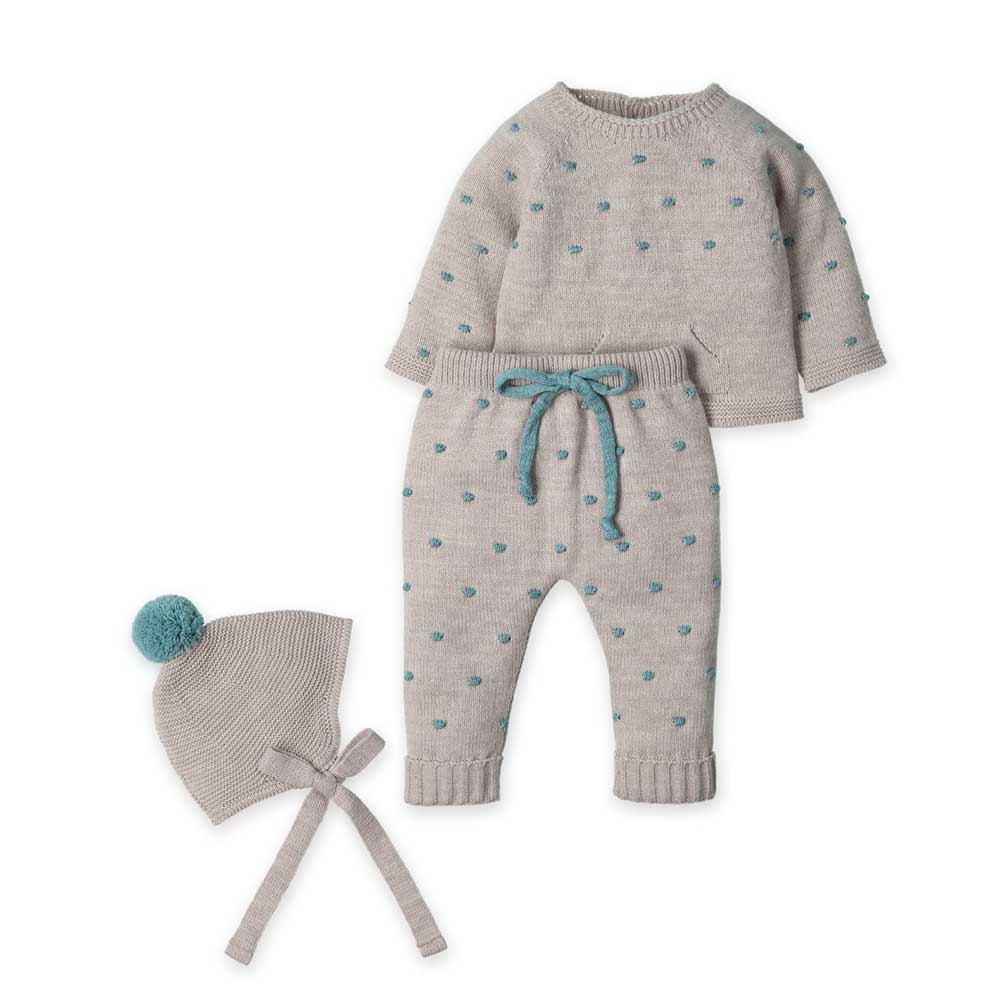Entdecke ein warmes und kuscheliges Set, das sich perfekt für kühle Herbst- und Wintertage eignet...