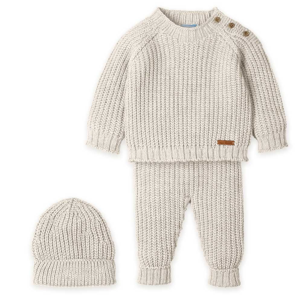 Accogli l'autunno e l'inverno con questo completo caldo e confortevole, realizzato per offrire mo...