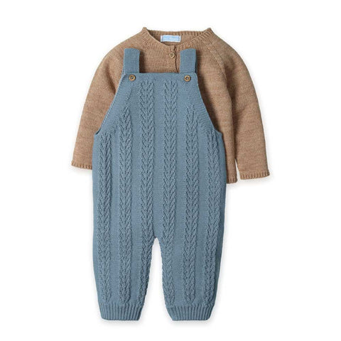 Salopette azzurra lavorata a treccia con maglione marrone chiaro per neonato