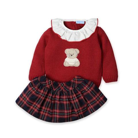 Completo maglione rosso con colletto bianco ricamato e gonna a quadri rossi, blu e beige