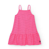 Abito estivo rosa con spalline sottili e gonna a campana.