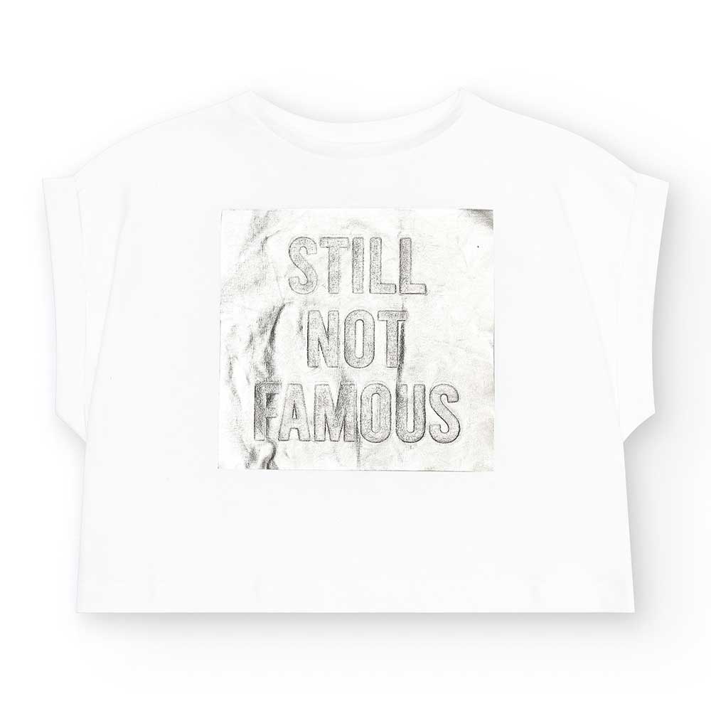 T-Shirt der Bekleidungslinie Nath Kids, mit quadratischem Muster und Prägedruck auf der Vordersei...