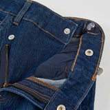FLARED JEANS MIT ANHÄNGER
