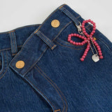 FLARED JEANS MIT ANHÄNGER