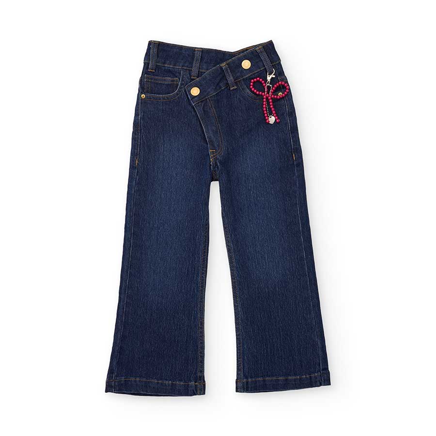 Questi jeans a zampa sono perfetti per accompagnare con stile le giornate vissute all'aria aperta...