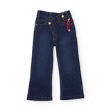 FLARED JEANS MIT ANHÄNGER