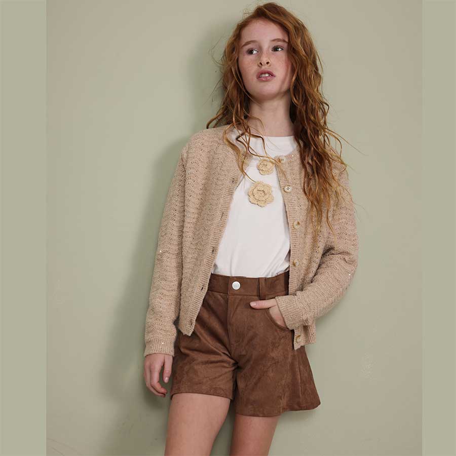 Regala ai più piccoli un capo versatile e di stile con questi shorts effetto scamosciato. Perfett...