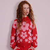 Maglione rosso a fiori rosa con motivo floreale indossato da bambina