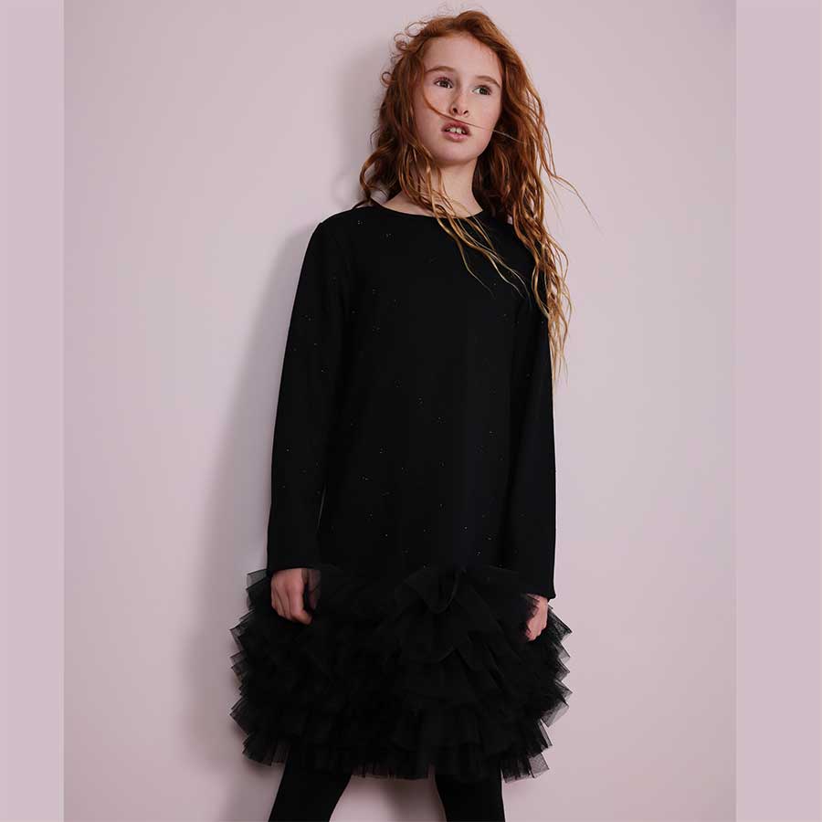Unser Strickkleid mit Rüschen ist die perfekte Wahl für kühle Herbst- und Wintertage. Das modern ...