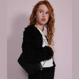 Giacchino nero effetto peluche morbido e soffice indossato da bambina con capelli rossi