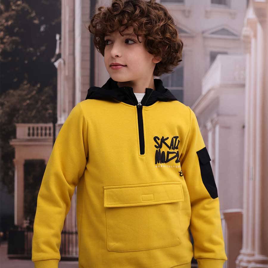 Entdecke den Komfort und Stil dieses Hoodies, perfekt für die kälteren Monate. Sein modernes Desi...