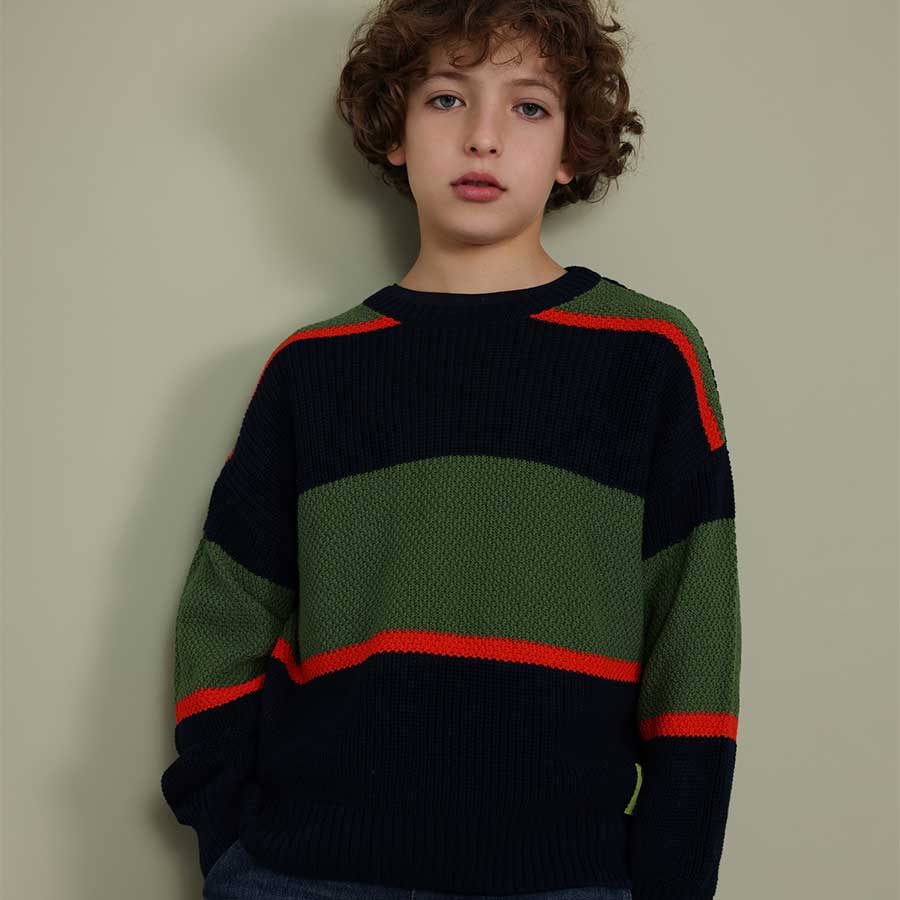 Hülle dein Kind in eine warme Umarmung aus Weichheit mit diesem gestrickten Rundhals-Pullover. Da...