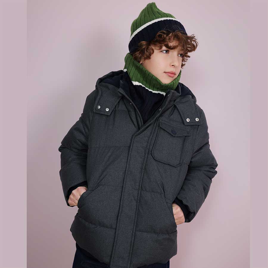 Der dunkelgraue Daunenmantel NATH KIDS ist der ideale Begleiter für kalte Herbst- und Wintertage....
