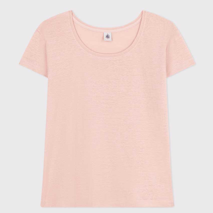 Ein T-Shirt aus Leinenjersey von Petit Bateau Women's Clothing Line, ideal für die Sommersaison.
...