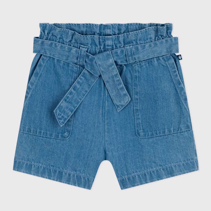 
Leichte Denim-Shorts aus der Petit Bateau Girls' Clothing Line. Ausgestellte Form mit Seitentasc...