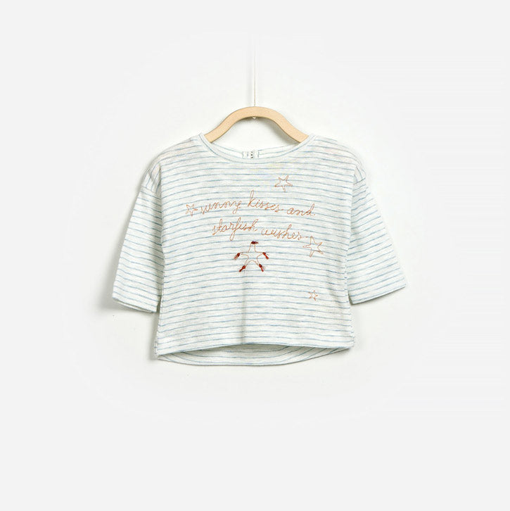 Langärmliges T-Shirt aus der Play Up Kinderkleidungslinie. Mit einem kleinen Knopf auf der Rückse...