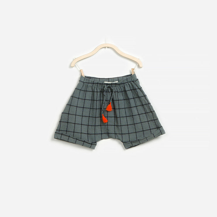 Shorts aus der Play Up Girl-Modelinie mit breitem Modell und tiefem Schritt. Lanyard in der Taill...