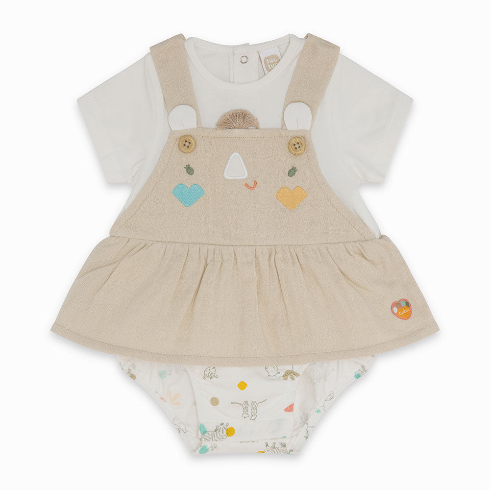 
  Jumpsuit aus der Tuc Tuc Girl's Clothing Line unten geknöpft und mit T-Shirt
  einfarbig abges...