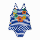 Costume da bagno intero a righe per bambina con fiori colorati e bretelle incrociate.