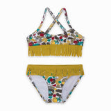 Costume da bagno due pezzi per bambina con frange e bretelle incrociate.