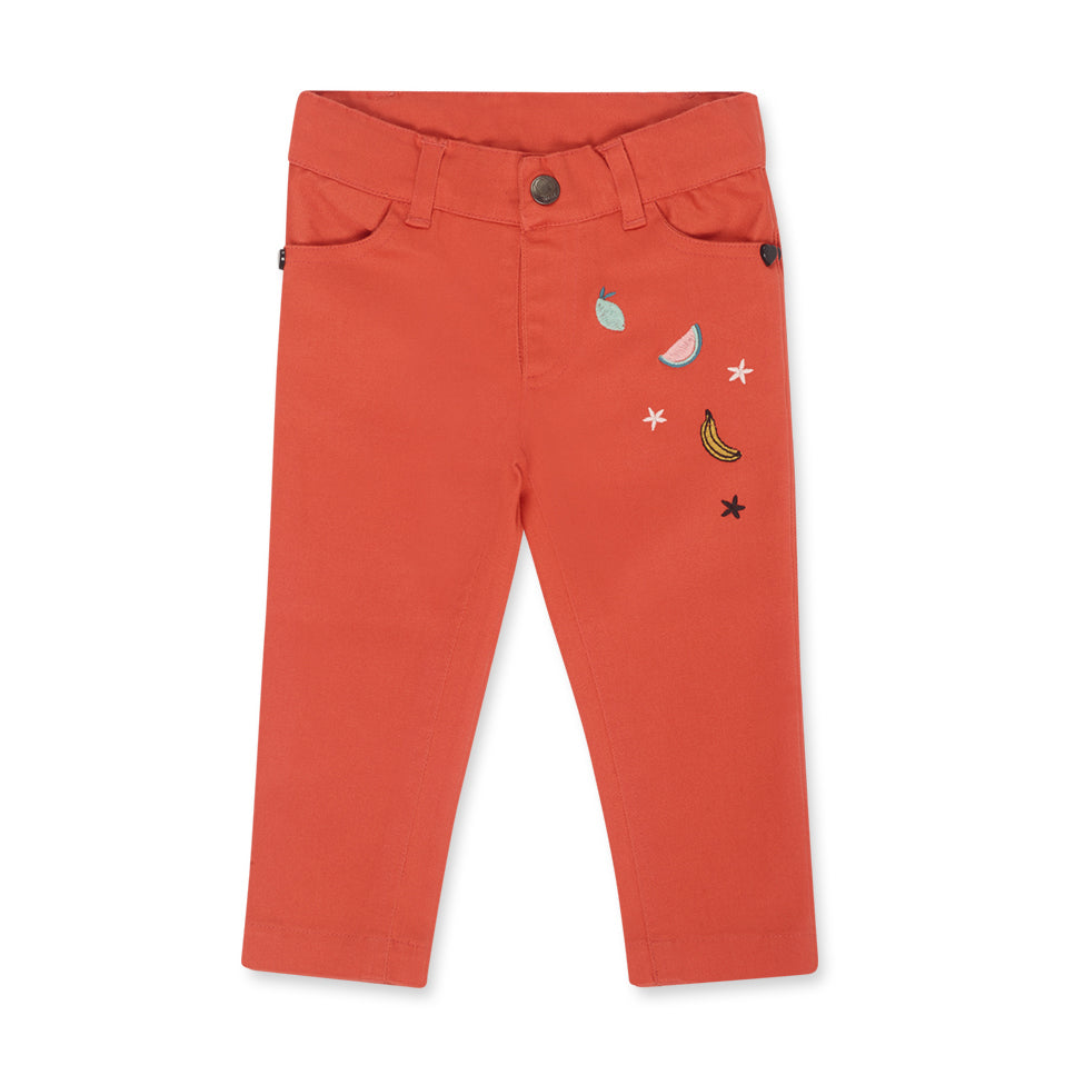 Hose aus Jeansstoff aus der Tuc Tuc Children's Clothing Line, mit farbiger Fruchtstickerei an den...