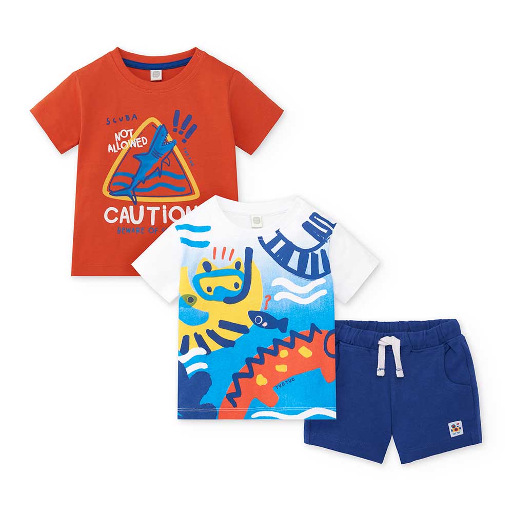 Komplettes Dreiteiler-Set aus der Kinderbekleidungslinie Tuc Tuc, bestehend aus einfarbigen Short...