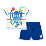 Completo per bambini con t-shirt a righe e stampa di un polpo, insieme a bermuda blu.