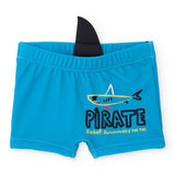 Costume da bagno blu con stampa pirata e dettagli divertenti per bambini.