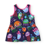 Abito jersey per bambina con disegni di meduse colorate su sfondo scuro.