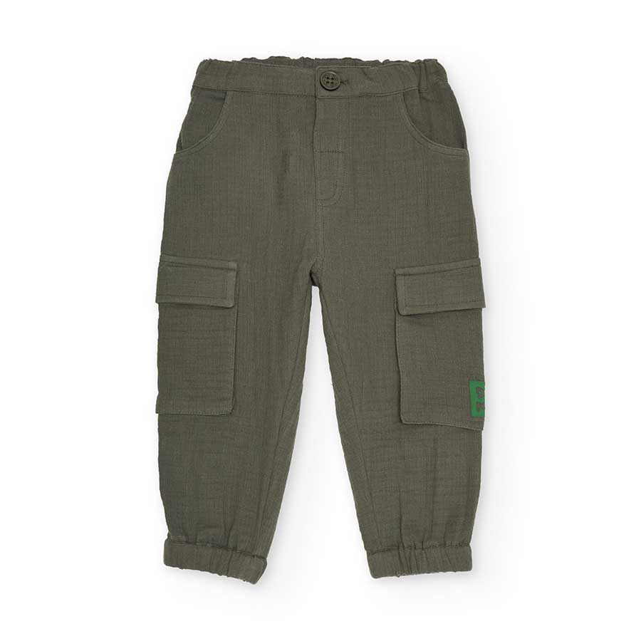 Hose aus der Kinderbekleidungslinie tuc Tuc mit seitlichen Taschen und Gummizug am Saum.
Zusammen...