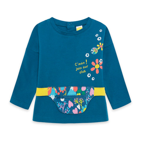 T-shirt manica lunga blu con appliaczione di finto marsupio e fiori colorati.