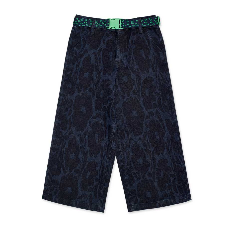 Jeanshose aus der Kinderbekleidungslinie tuc tuc, mit Ton-in-Ton-Tiermuster.
Zusammensetzung: BAU...