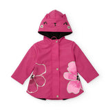 Giacca impermeabile rosa con cappuccio e decorazioni floreali.