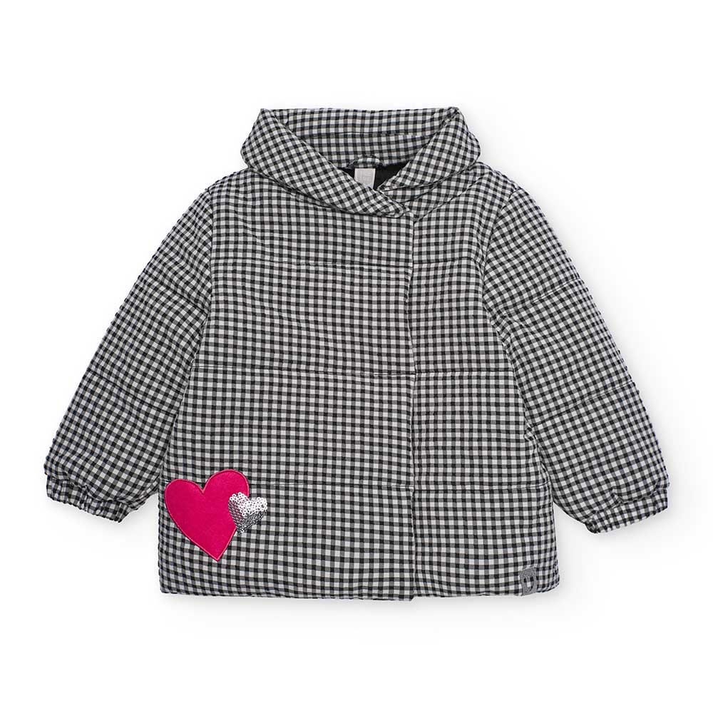 Daunenjacke aus der Kinderbekleidungslinie tuc tuc, mit Mikro-Karomuster und einem kleinen Herzap...