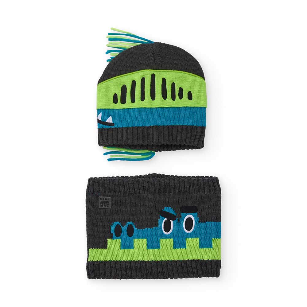 Set della Linea Abbigliamenot Bambino Tuc Tuc, con cappello a forma di elmo, con frange sul dietr...